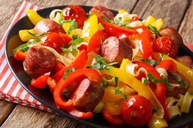 Erişte ile haşlanmış biber ve sosis yakın çekim. Horizonta