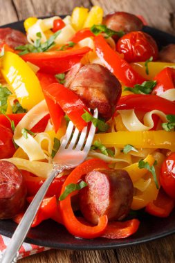 Fettuccine makarna ile kavrulmuş bell biber, domates ve sosis c