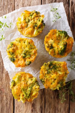 Brokoli sokması kaşar peynir, yumurta ve kekik yakın çekim inci ile