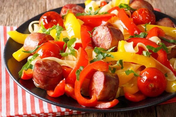 Stewed pepper with sausages and noodles closeup. horizontal — Stock Photo, Image