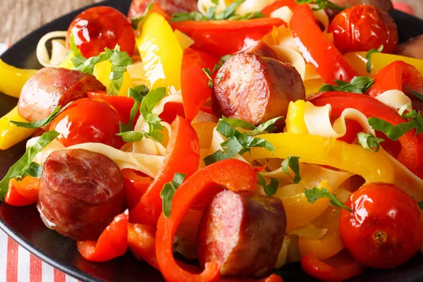 Смачна їжа: тушкований перець зі смаженими ковбасками, локшиною і т — стокове фото