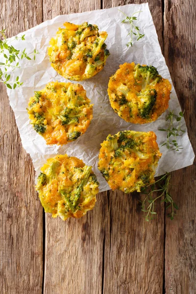 Brócolis Muffins com queijo cheddar e tomilho close-up no t — Fotografia de Stock