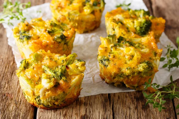 Delicious and healthy broccoli bites with cheddar cheese, egg an — Stock Photo, Image
