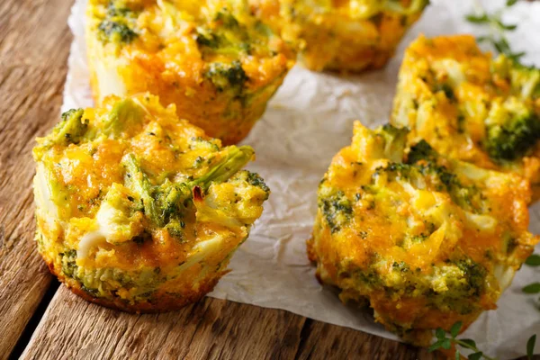 Snack saludable Muffins de brócoli con queso cheddar y tomillo clo —  Fotos de Stock