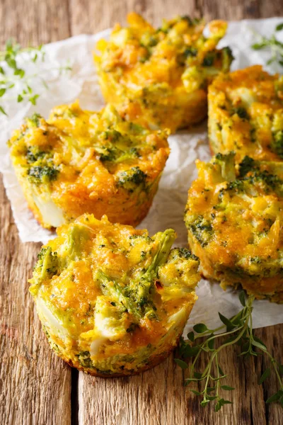 Healthy snack Broccoli muffins with cheddar cheese and thyme clo — Stock Photo, Image