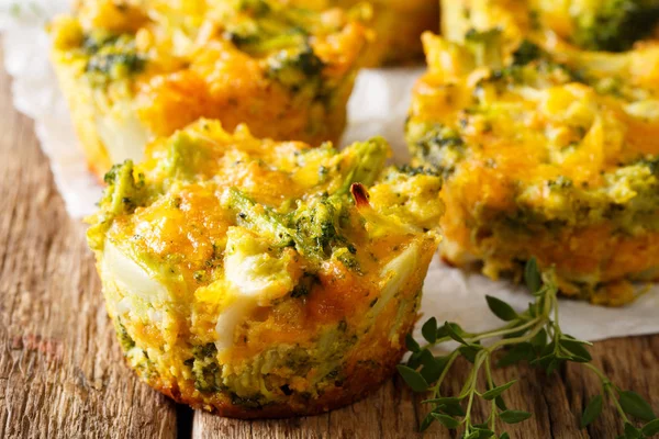 Muffins de brócolis recém-assados com queijo e tomilho close-up — Fotografia de Stock