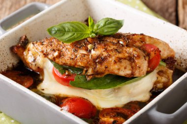 Caprese yakın çekim bir pişirme içinde ile pişmiş lezzetli tavuk fileto