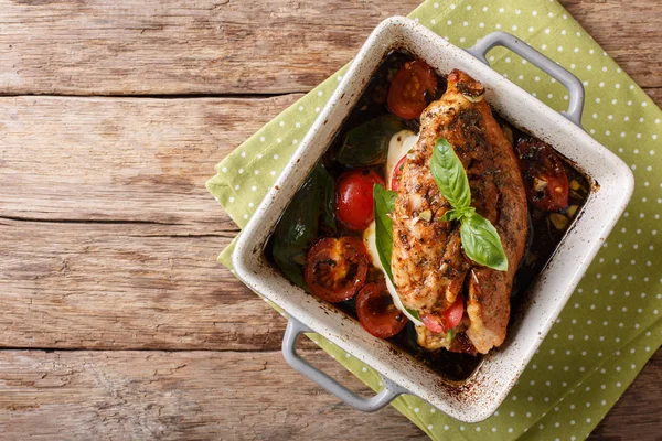 Balsamico kip gevuld met caprese Mijnwezen van dichtbij in een ovenschaal. — Stockfoto
