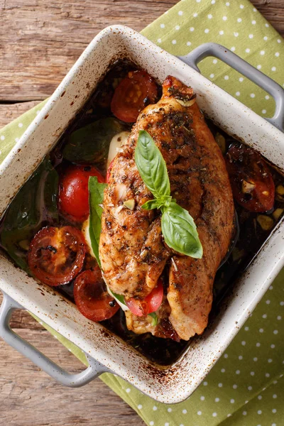 Frango balsâmico recheado com caprese close-up em uma assadeira . — Fotografia de Stock