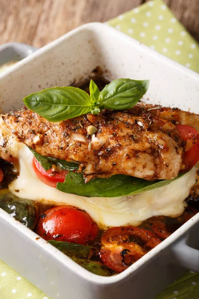 Filetto di pollo balsamico cotto con caprese primo piano in una cottura al forno — Foto Stock