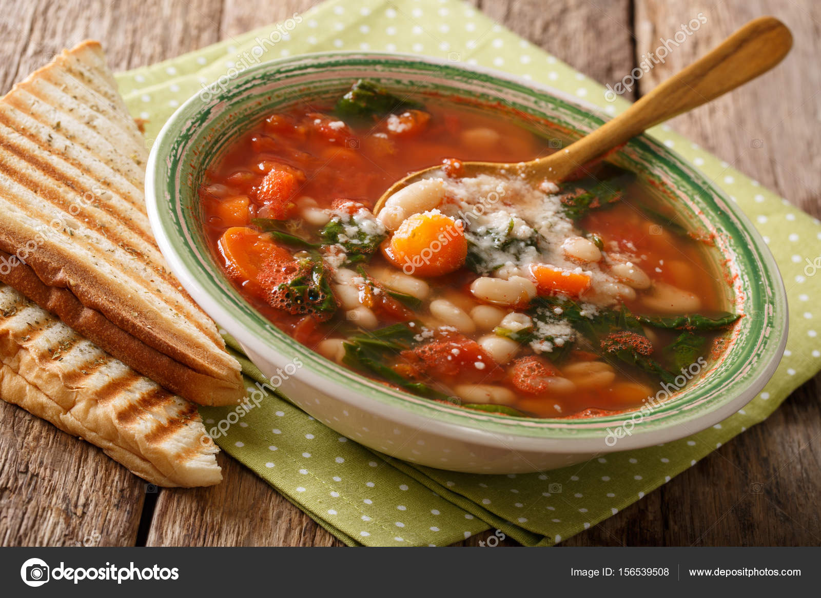 Soupe italienne avec des haricots blancs, tomates Soupe italienne avec des haricots blancs, tomates