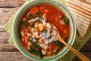 Çorba, beyaz fasulye, ıspanak, havuç ve parmesan yakın çekim