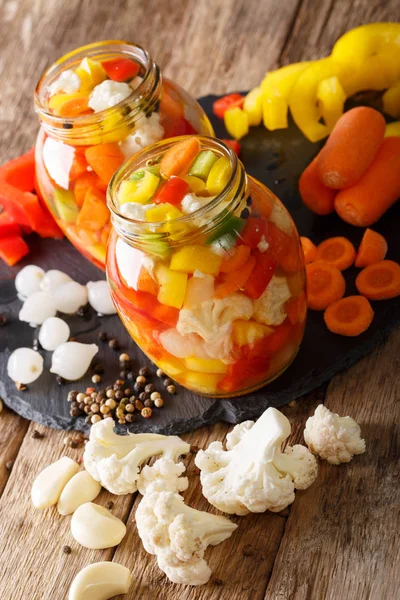 Giardiniera-Salat aus eingelegtem Blumenkohl, Paprika und Karotten — Stockfoto