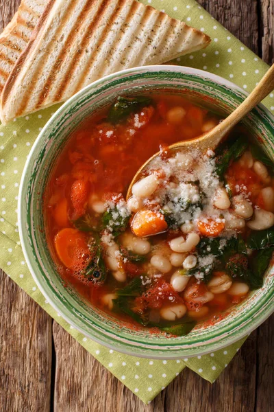 Beyaz fasulye çorbası domates, ıspanak, havuç ve parmesan clo ile — Stok fotoğraf