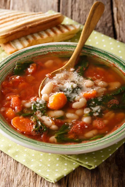 Soppa med vita bönor, spenat, morötter och parmesan närbild på — Stockfoto