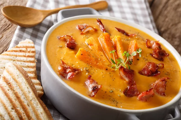 Sød kartoffelsuppe med bacon og urter i en gryde makro. vandret - Stock-foto