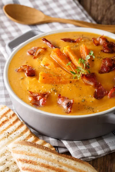 Вкусный суп из сладкого картофельного крема с беконом и тимьяном крупным планом . — стоковое фото