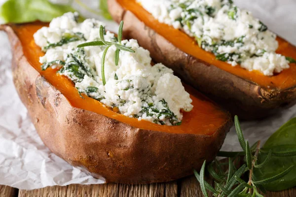 Alimento nutritivo: batata doce recheada com queijo e espinafre cl — Fotografia de Stock