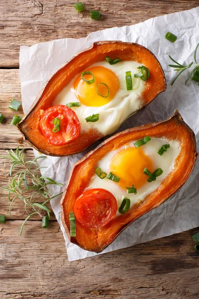 Zdrowa żywność: pieczone słodkie ziemniaki z jajkiem i pomidorów blisko — Zdjęcie stockowe