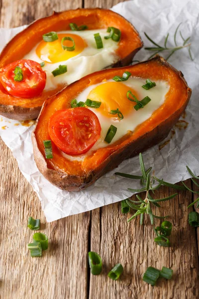 Chutné pečené sladké brambory plněné vejcem a rajčaty zavřít — Stock fotografie