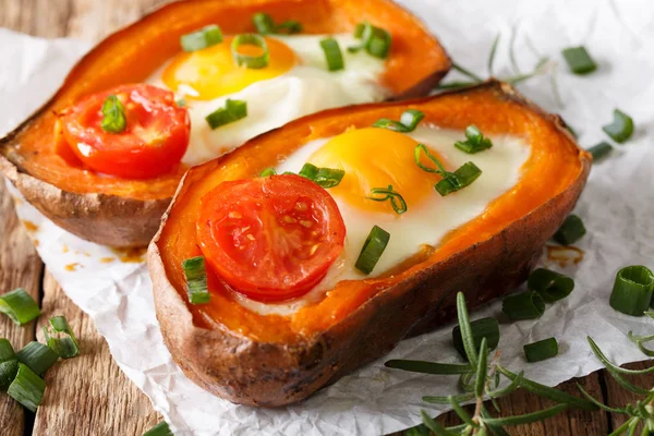Здоровый запеченный сладкий картофель с жареным яйцом и помидорами крупным планом. H — стоковое фото