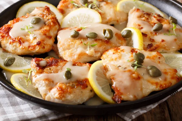 Delicious chicken piccata with sauce and lemon on plate — Stock Photo, Image