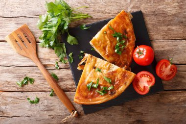 Lezzetli Türk burek et yakın çekim tablo ile. Yatay üst 