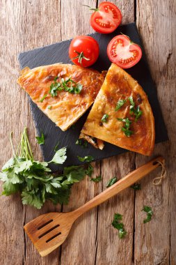 Lezzetli Türk burek et yakın çekim tablo ile. Dikey üst VI