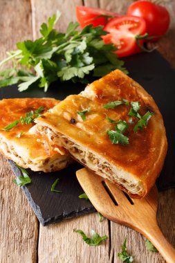 Ev yapımı dilimlenmiş burek et yakın çekim ile doldurulmuş. dikey
