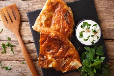 Balkan gıda: burek tablo ıspanak ve peynir yakın çekim ile