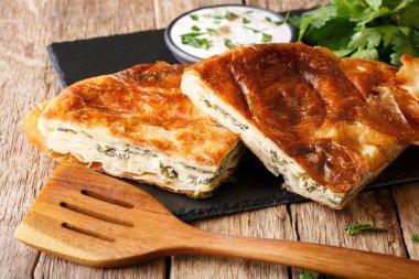 Balkan burek ıspanak ve ekşi krema sau peynir ile doldurulmuş