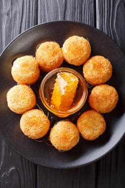 Geleneksel Arap pasta kek kadaif veya tatlar adlı. dikey