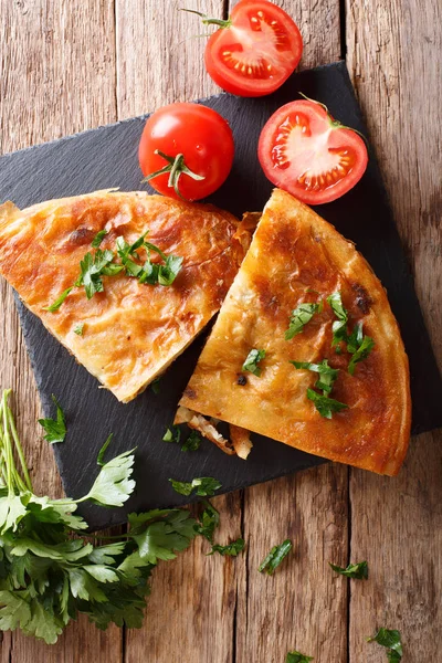 Homemade sliced burek stuffed with meat close-up on a table. ver — Stock Photo, Image