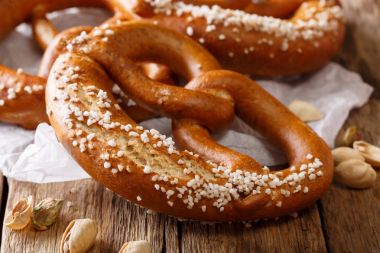 Alman yemek: tuzlu ekmek kraker ve fıstıklı yakın çekim. Horizo