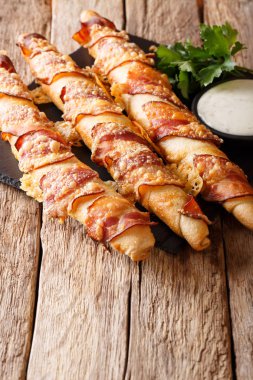 Ekmek sopa ile sosis ve peynir yakın çekim yaptım. dikey