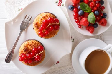 Leziz kahvaltı, Hindistan cevizi çörek, çilek ve kahve ile mi