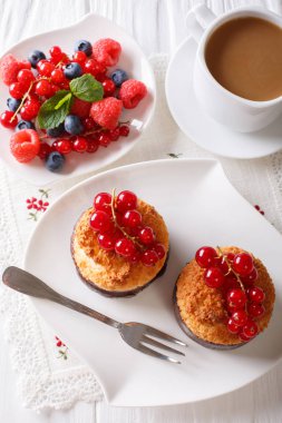 Leziz kahvaltı, Hindistan cevizi çörek, çilek ve kahve ile mi