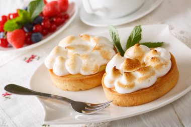 Beze ve nane closeup ile limon tart. Yatay