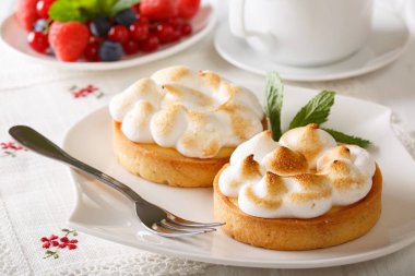 Limon Lor ve beze yakın bir plaka üzerinde çekim ile lezzetli tart.