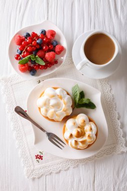 Beze ve berry mix, kahve yakın çekim ile limon tart. vertic