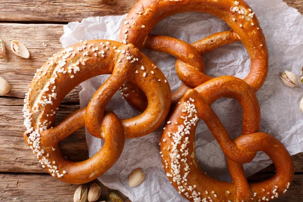 Freshly baked soft pretzel with generous sprinkling of coarse sa — Stock Photo, Image