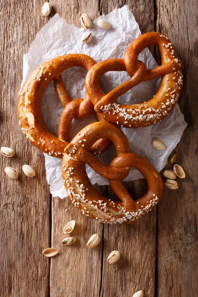 Tyska pretzels med salt närbild på bordet. Vertikala topp vi — Stockfoto