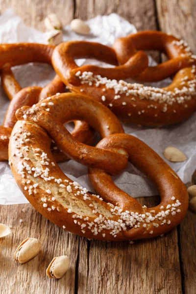 Freshly baked traditional pretzel with salt close-up. Vertical — Stock Photo, Image