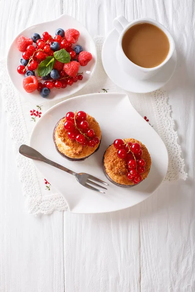 Kokos-Muffins mit Beeren und Kaffee mit Milch in Nahaufnahme — Stockfoto