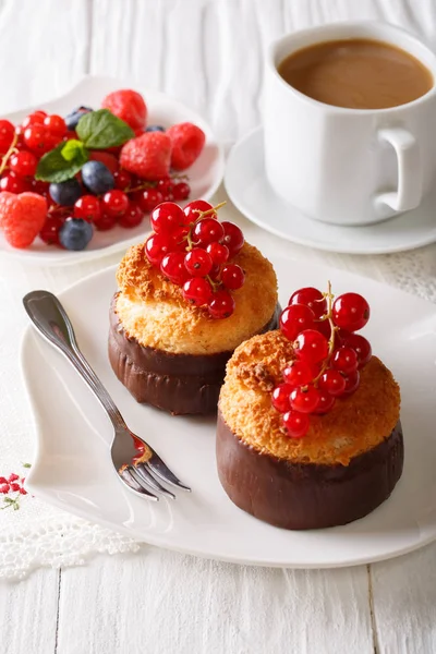 Krásný kokosové muffiny s červeným rybízem a kávy detail. — Stock fotografie