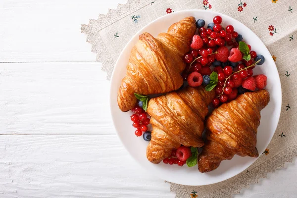 Nybakade croissanter med hallon, blåbär och curra — Stockfoto