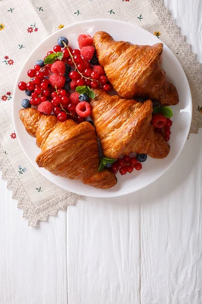 Nybakade croissanter med hallon, blåbär och curra — Stockfoto