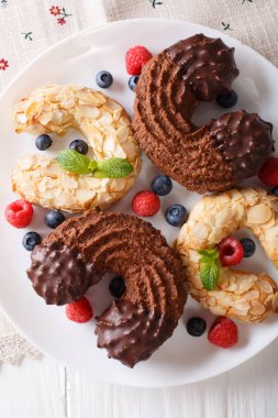 Bisküvi çikolata ve badem yakın çekim bir plat ile at nalı