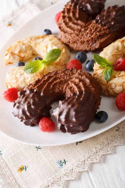 At nalı şeklinde şenlikli badem ve çikolata Çerezler