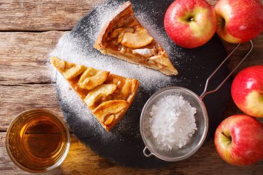 Kesilmiş taze pişmiş elma pasta pudra şekeri yakın çekim ile üzerinde 